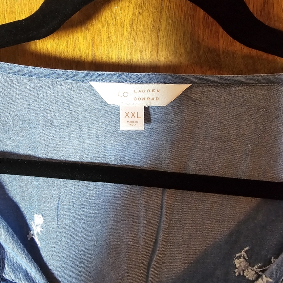 LC Lauren Conrad Denim Color Floral Accent Blouse Size XXL - Picture 4 of 6